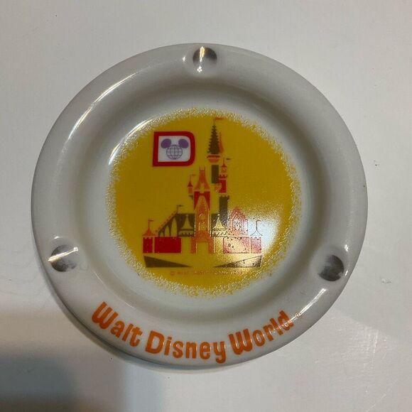 Vintage 80’s Disney Castle Ashtray. No chips. - Picture 9 of 9